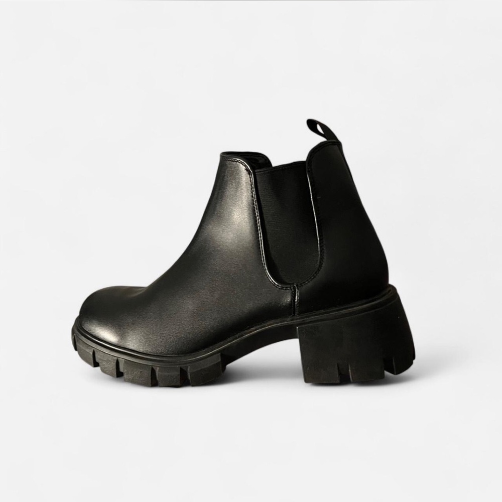 Black Women's Steve Madden Chelsea Boots